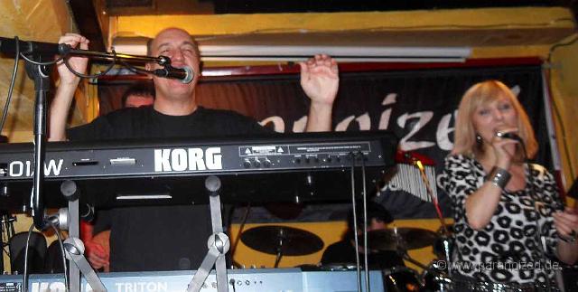 2011 Hands up at Kilians 048.jpg - Auch auf der Bühne wurden die Hände in die Luft geworfen... aber wie spielt Bernhard Keyboard? ;)
